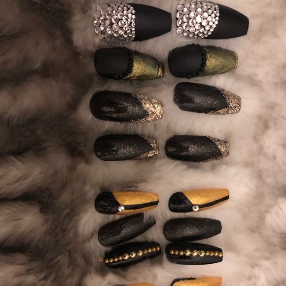 Black and Gold Press on Nails - Picture 5 of 7